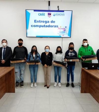 Entregan computadoras a estudiantes de Huimilpan