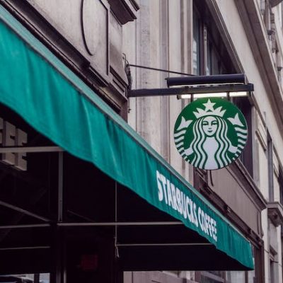 Starbucks lanza programa para combatir el hambre y reducir desperdicio de alimentos